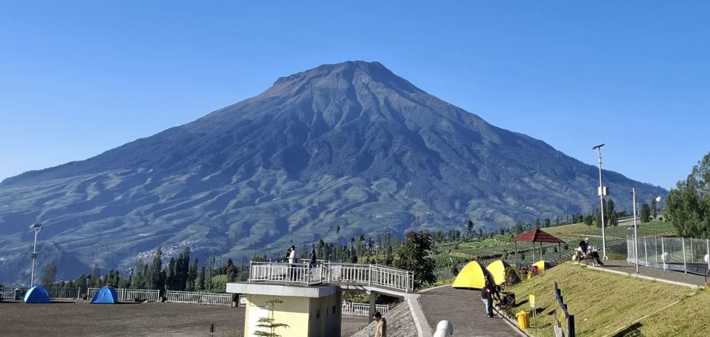 Spot foto dengan pemandangan Gunung Sindoro yang menakjubkan